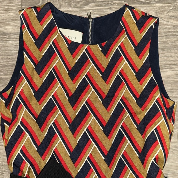 Gucci Chevron Print Pleated Dress US 4 / Italian size 40. 100% authentic Gucci! - Picture 4 of 12
